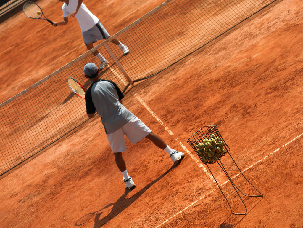 тенісист з м'ячем на корті
 - Фото, зображення