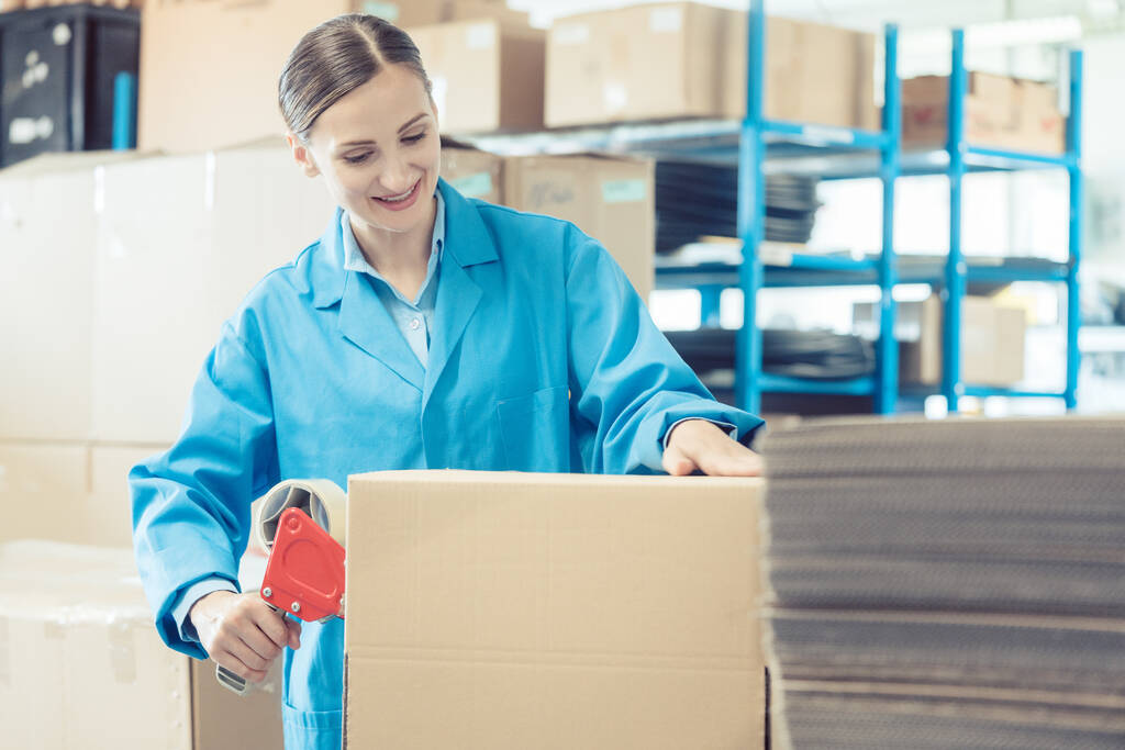 Жінка на фабричному складі упаковка товарів для відвантаження в коробки
 - Фото, зображення
