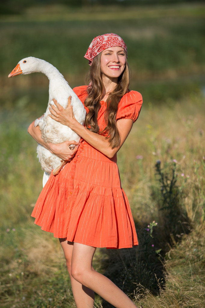 Mujer agricultora sostiene ganso
 - Foto, imagen