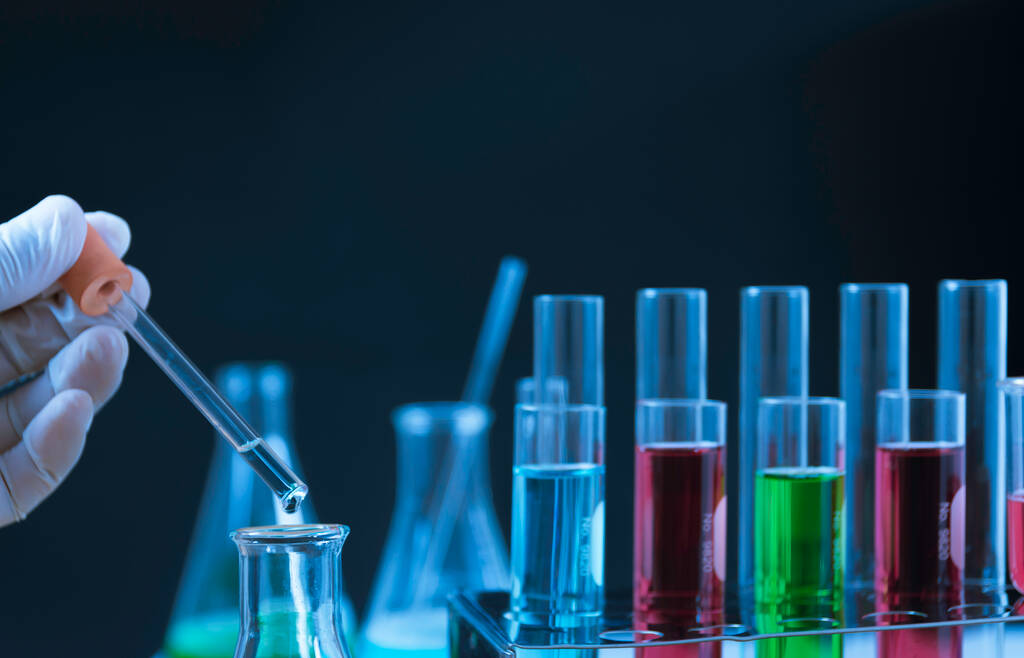 Szklane laboratoryjne probówki chemiczne z cieczą do koncepcji badań analitycznych, medycznych, farmaceutycznych i naukowych. - Zdjęcie, obraz