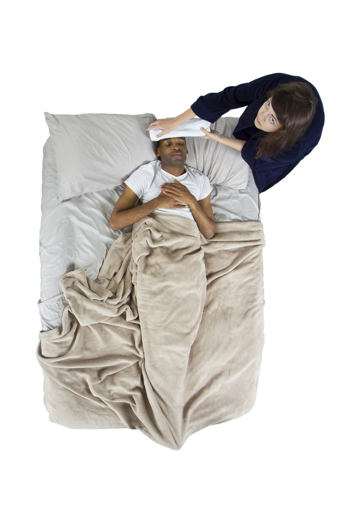 vrouwelijke het verzorgen van haar zieke vriend in bed - Foto, afbeelding