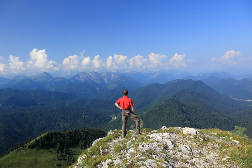 альпініст на вершині гори в Баварії
 - Фото, зображення
