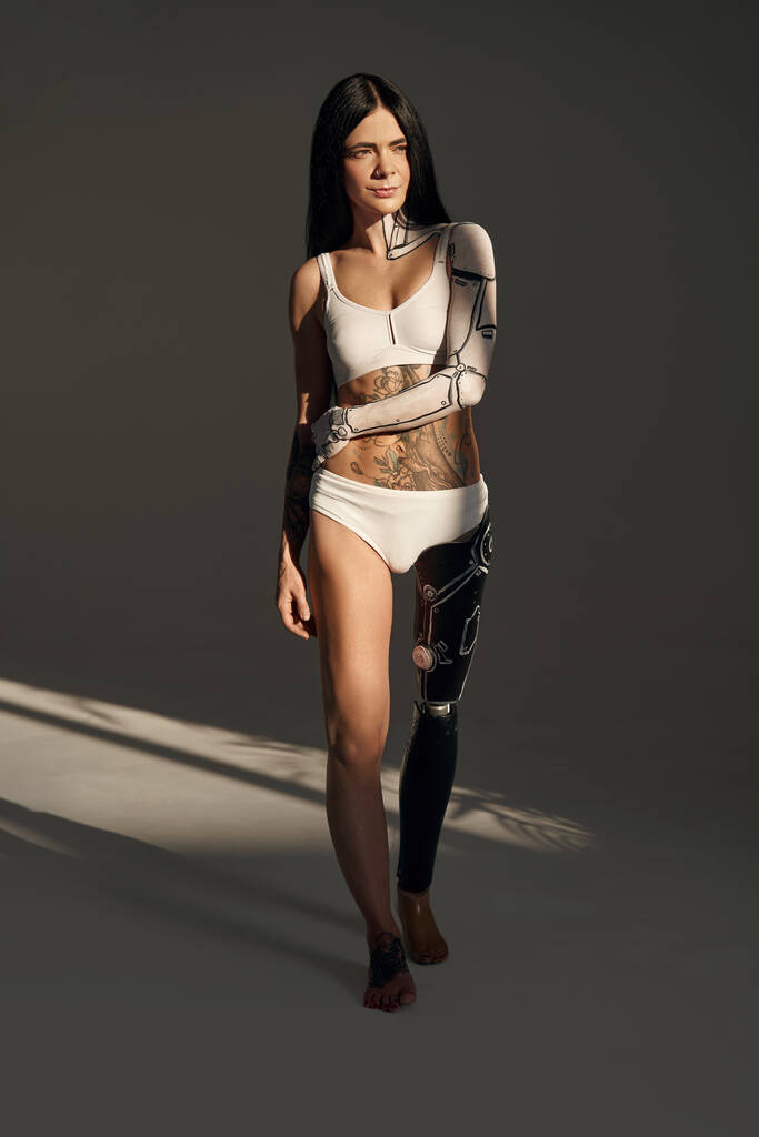 Полный обзор чувственной кибер-женщины с творческим искусством тела. Технология и концепция будущего. Изолированный на тёмном фоне - Фото, изображение