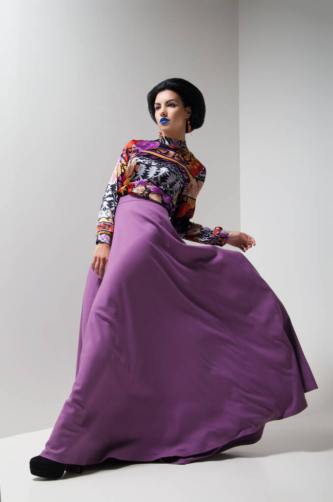 Mor elbiseli genç bir kadının moda fotoğrafı. - Fotoğraf, Görsel