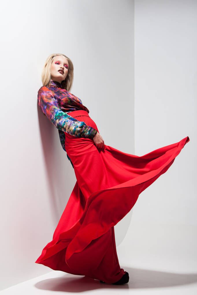 Kırmızı elbiseli genç bir kadının moda fotoğrafı. Stüdyo - Fotoğraf, Görsel