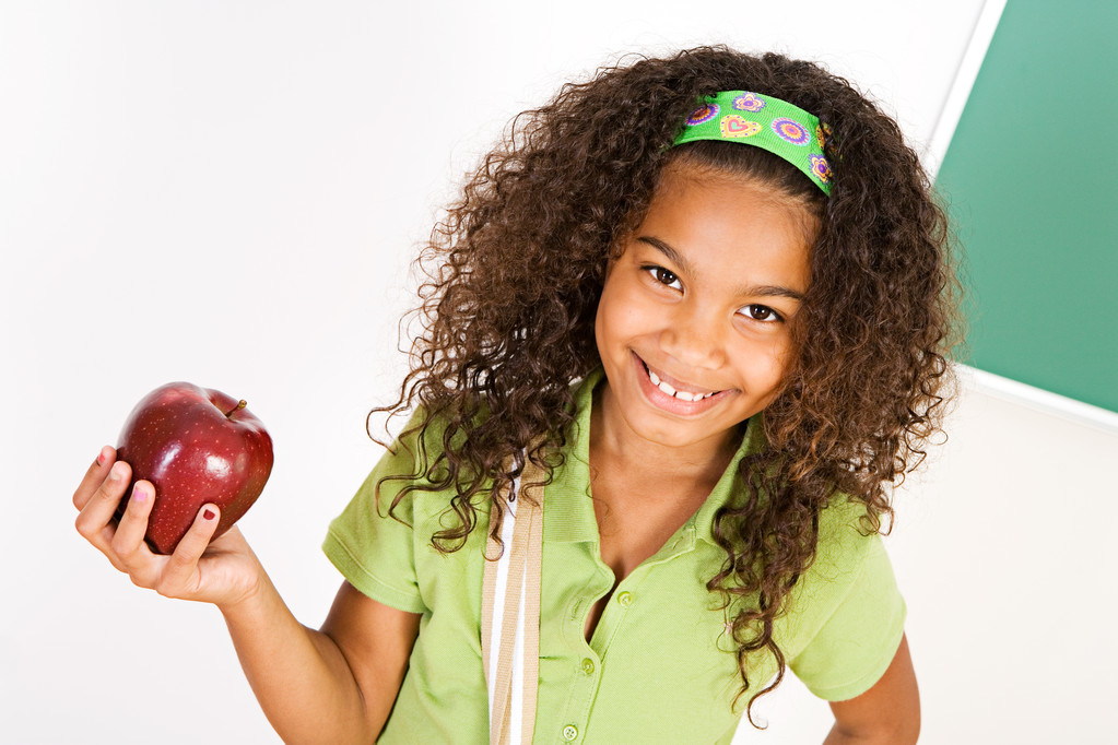 φοιτητής: κοπέλα φοιτητής που κρατά ένα μήλο - Φωτογραφία, εικόνα