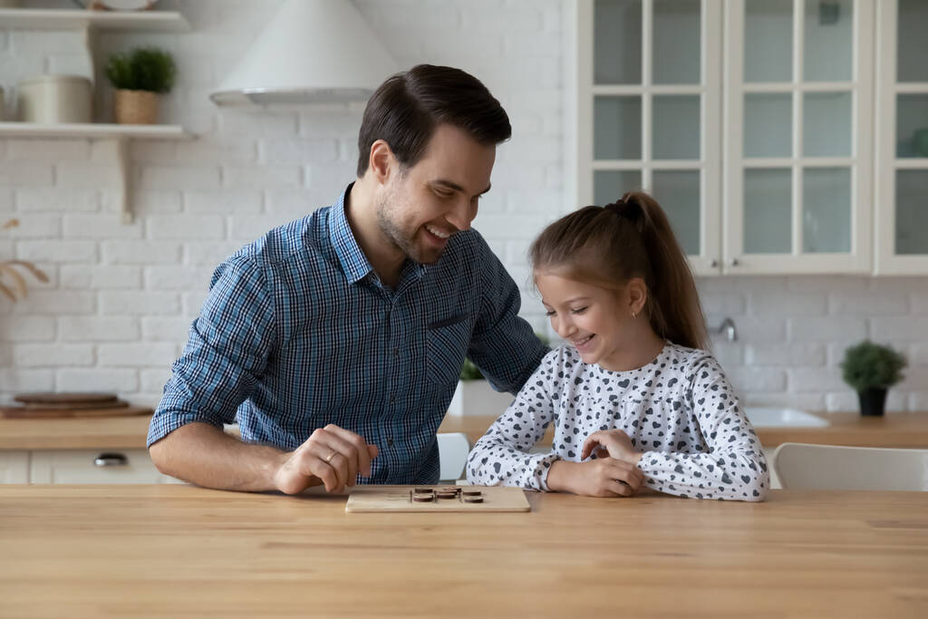 Šťastný táta výuka dcera dítě hrát učení deskové hry - Fotografie, Obrázek