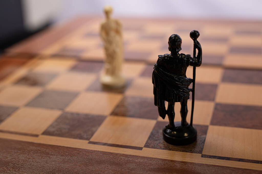 Крупный план маленьких фигурок на шахматной доске - Фото, изображение