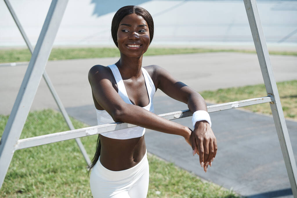 Mulher africana bonita em roupas esportivas relaxante após o treinamento ao ar livre - Foto, Imagem