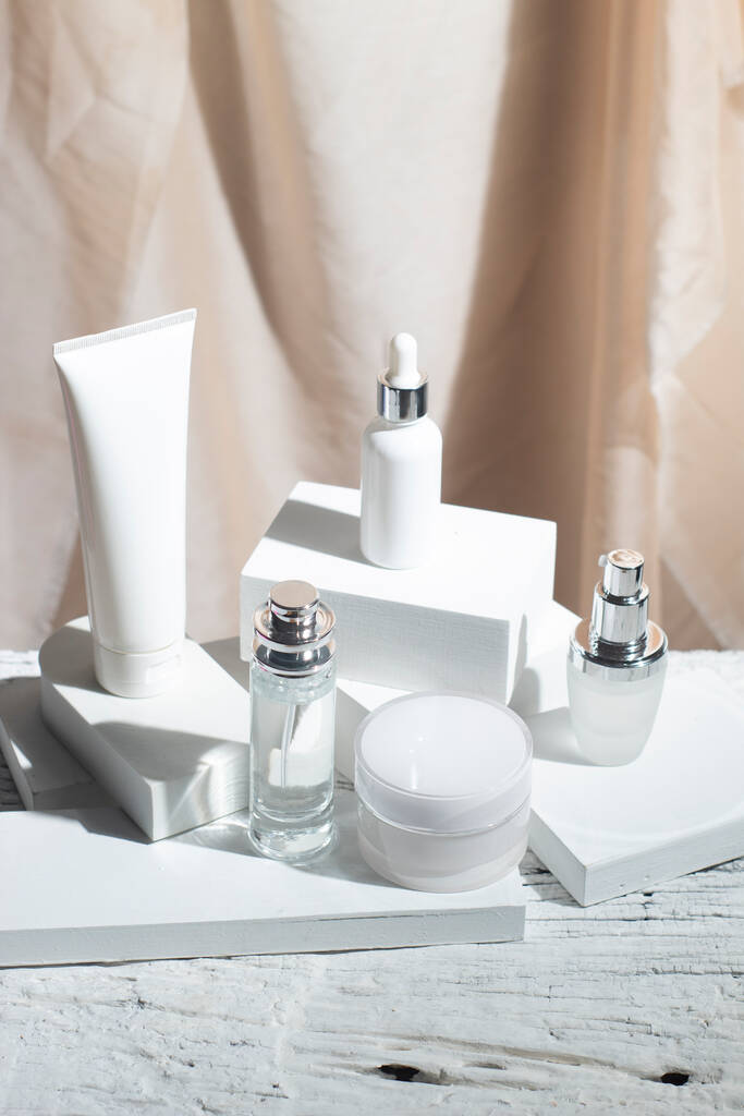 schoonheid mode cosmetische make-up fles lotion crème product met huidverzorging concept op de achtergrond - Foto, afbeelding