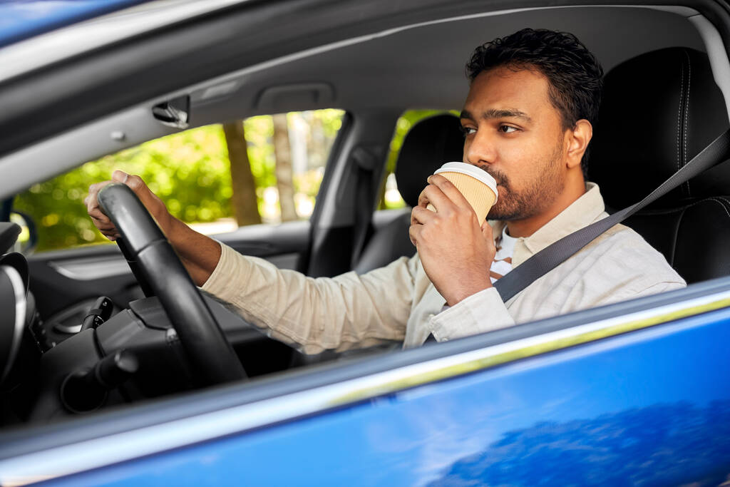 vermoeide indiaanse man of bestuurder met koffie rijden auto - Foto, afbeelding
