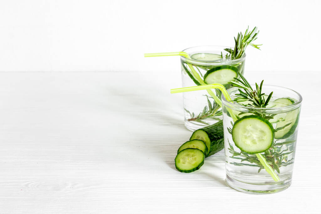 Limonade met komkommer limoen en kruiden in glazen - Foto, afbeelding