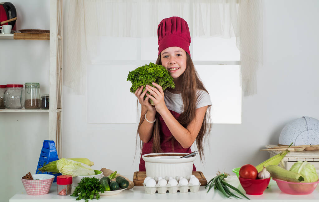 teen girl in cuoco cappello cucina cibo biologico, salute - Foto, immagini