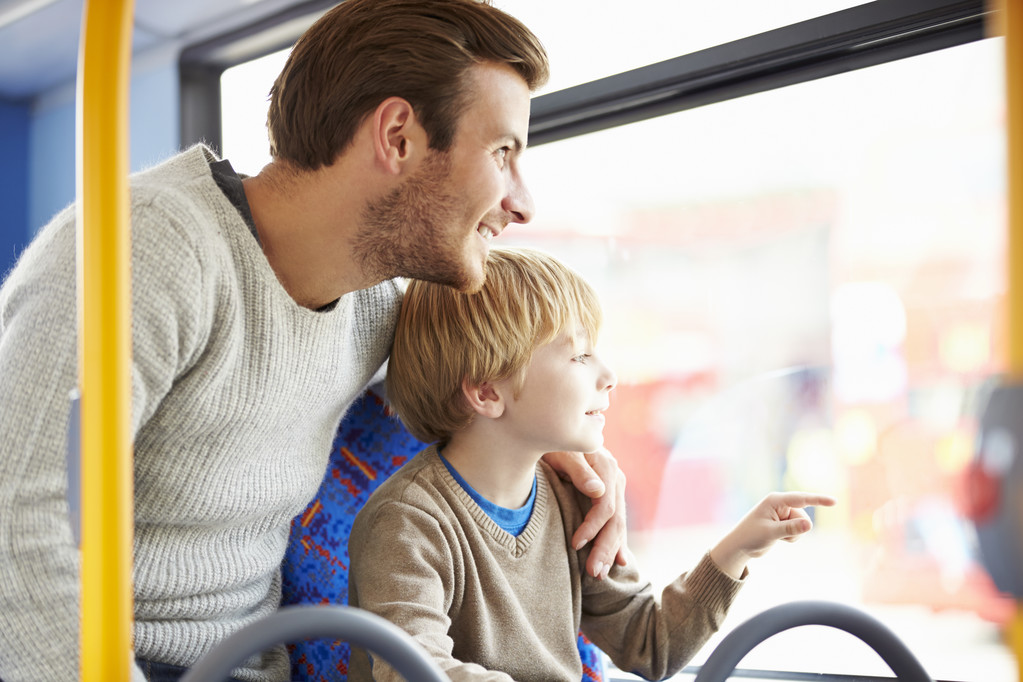 Ojciec i syn razem ciesząc się autobusem - Zdjęcie, obraz