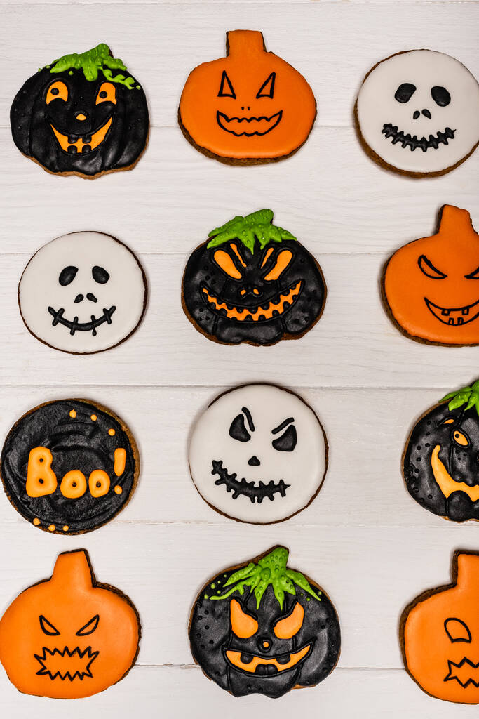 vista superior de galletas de halloween caseras y sabrosas en la superficie blanca  - Foto, imagen