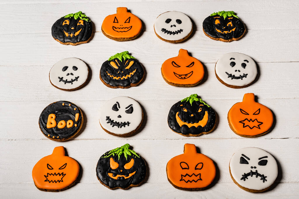 visão de alto ângulo de biscoitos de Halloween caseiros e assustadores na superfície branca - Foto, Imagem