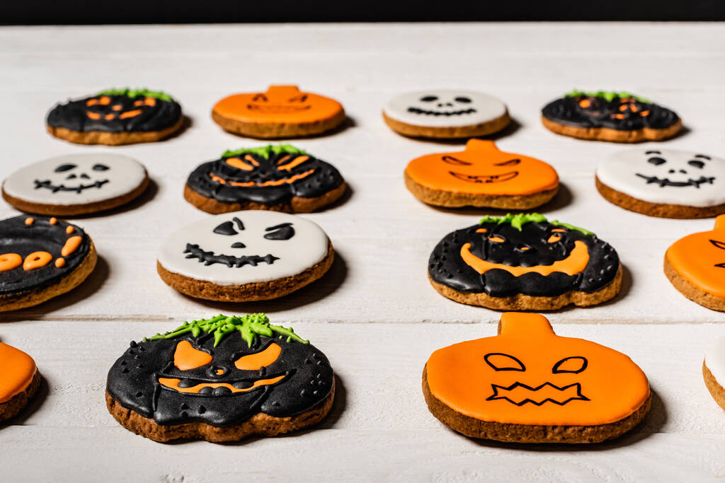 biscotti di Halloween fatti in casa e spettrali sulla superficie bianca - Foto, immagini