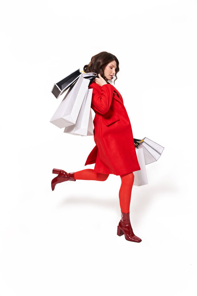 Mujer corriendo con un montón de compras después de las compras - Foto, Imagen