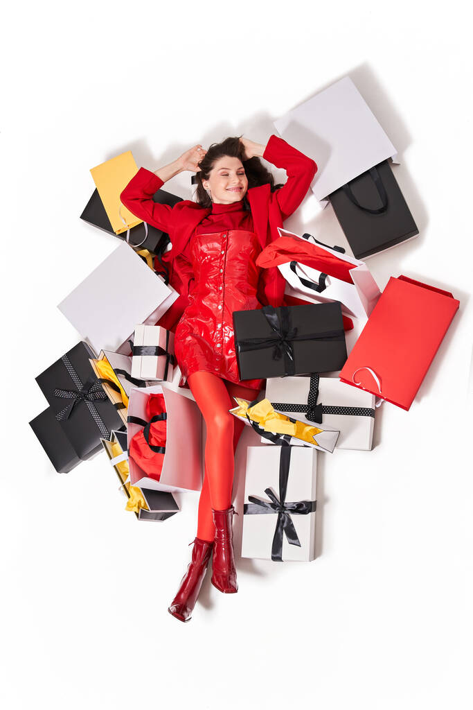 Kobieta leżąca wokół zakupów i toreb na zakupy - Zdjęcie, obraz