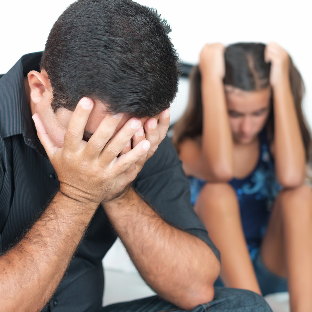 Triste padre después de discutir con su hija adolescente
 - Foto, imagen