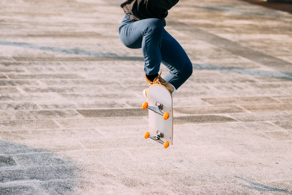 Skateboarder skateboarding venku ve městě - Fotografie, Obrázek