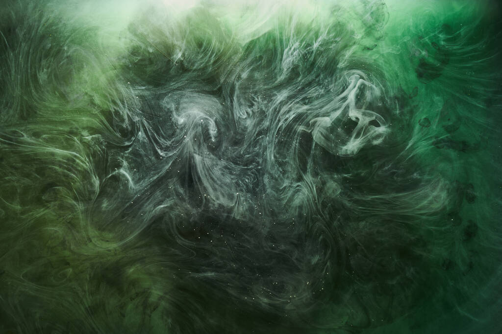 Fondo de color verde abstracto. Remolino vibrante humo hookah, océano esmeralda bajo el agua, pintura dinámica en el agua - Foto, imagen