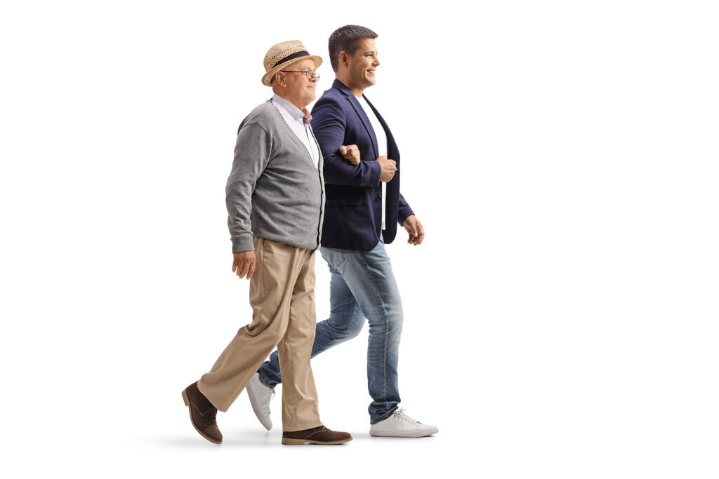 Син і батько похилого віку ходять ізольовані на білому тлі
 - Фото, зображення