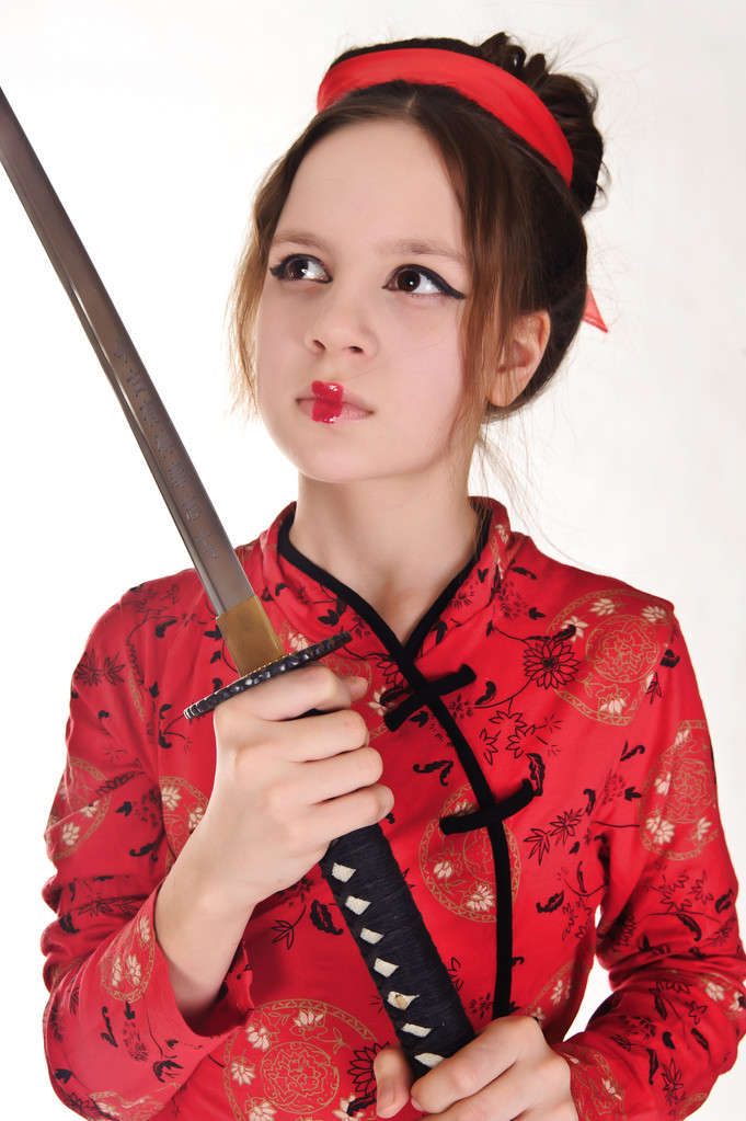 Una chica manejando una larga espada samurai
 - Foto, Imagen
