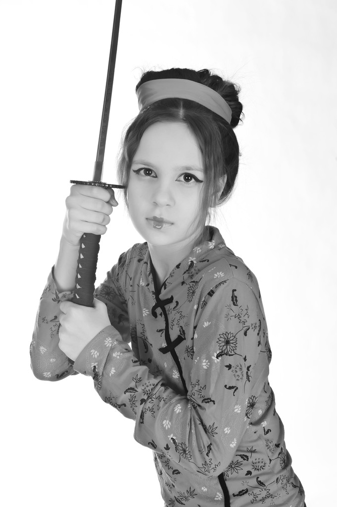 Une fille maniant une longue épée de samouraï
 - Photo, image