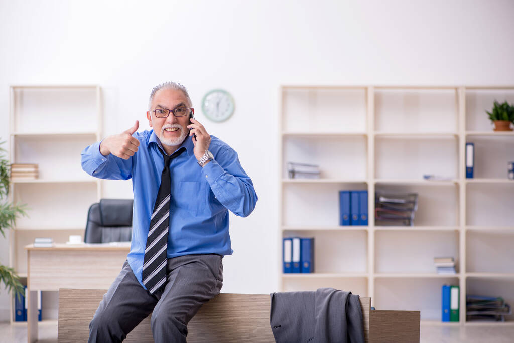 Vieil employé masculin mécontent du travail excessif au bureau - Photo, image