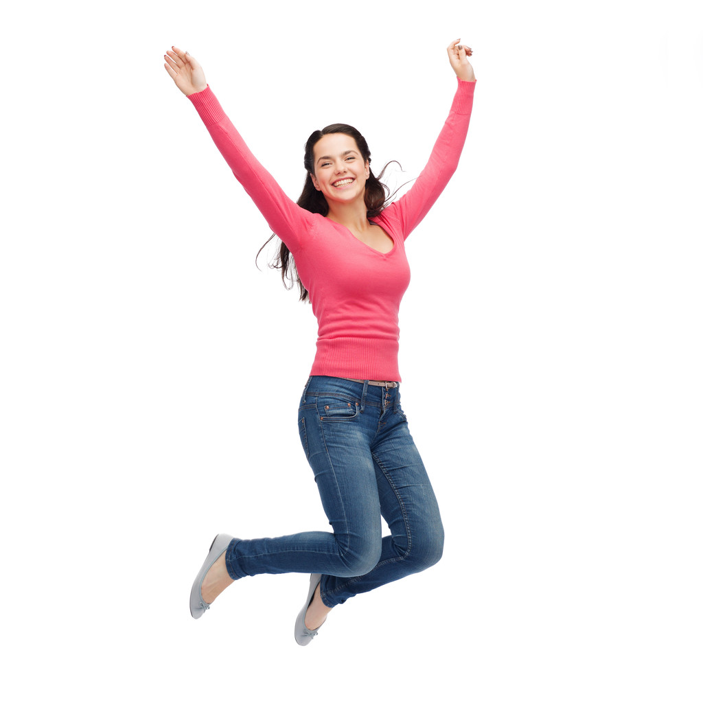 mosolygó fiatal nő ugrál a levegőben - Fotó, kép
