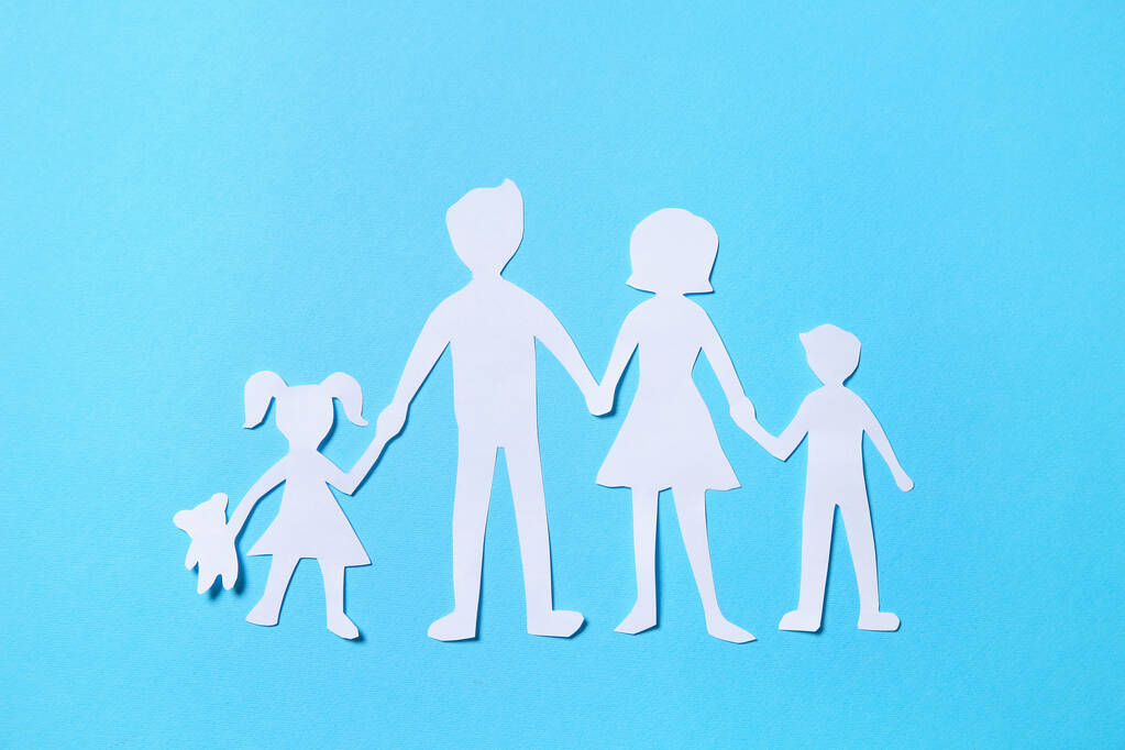 Figures de famille en papier sur fond bleu clair, vue de dessus - Photo, image