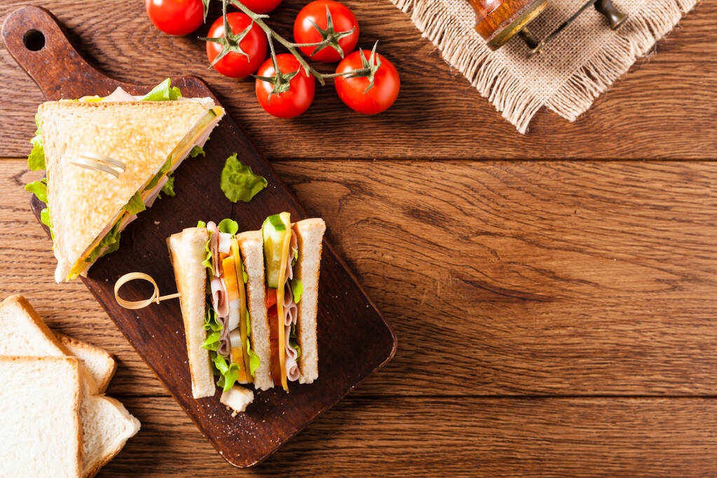 Jambonlu, peynirli, yumurtalı ve sebzeli tost sandviçi. Üst görünüm. - Fotoğraf, Görsel