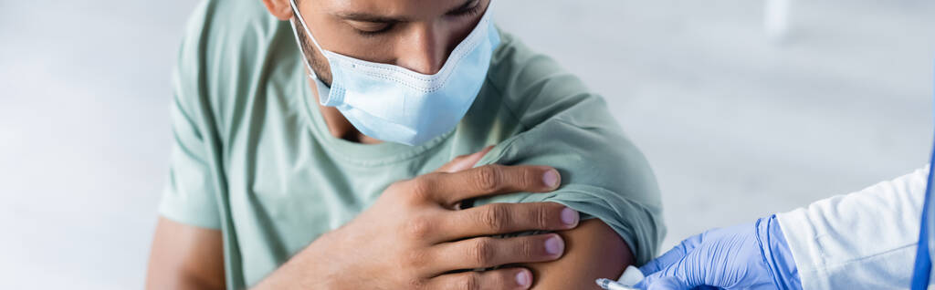 lékař očkování mladý muž v lékařské masce, banner - Fotografie, Obrázek