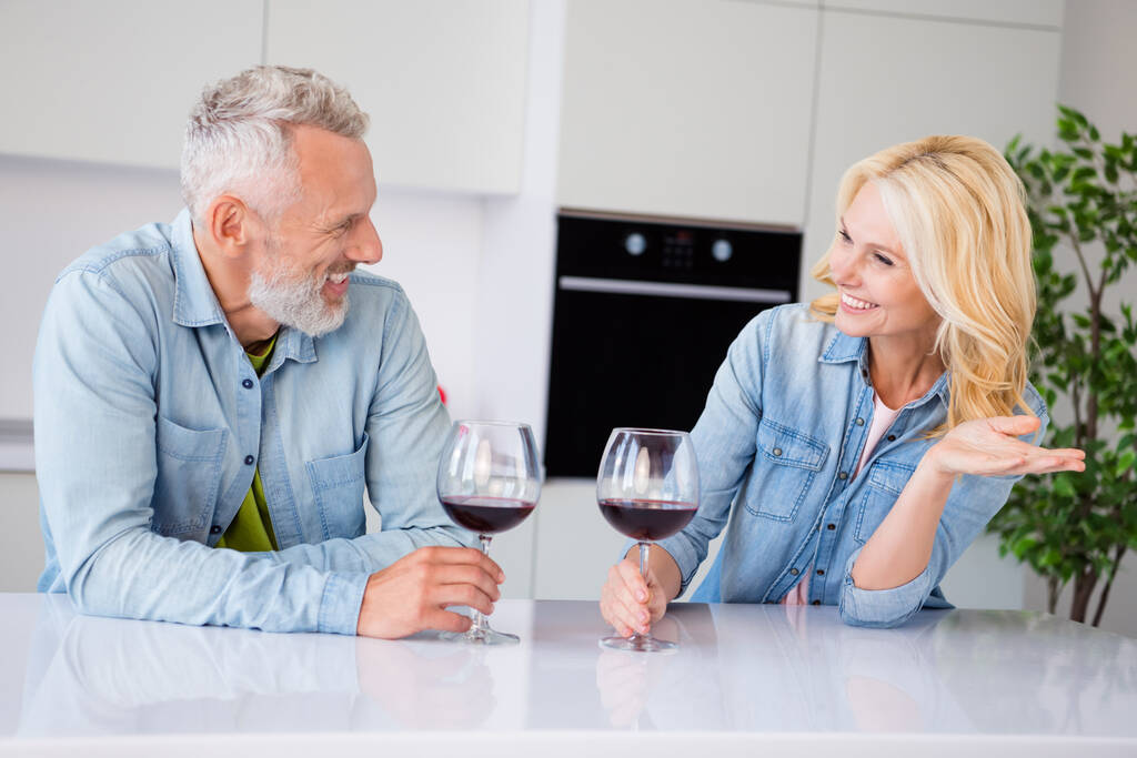 Kuva kaunis ihana hymyilevä vaimo puhuu on keskustella miehensä kanssa viiniä juhlia vuosipäivää - Valokuva, kuva