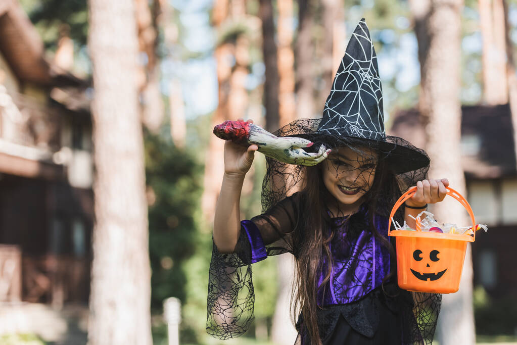Foto e imagen de stock sin royalties de Alegre Chica En Bruja Halloween  Traje Celebración