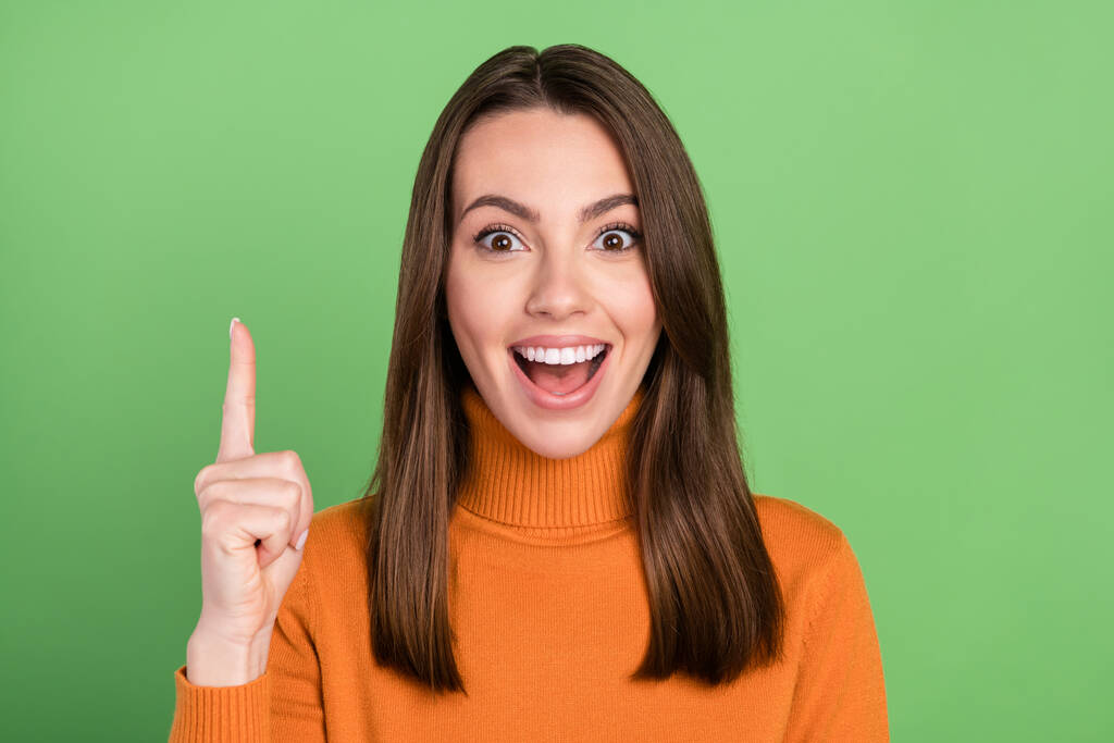 Φωτογραφία γυναίκα πορτρέτο χαμογελώντας δείχνει copyspace λαμπρή ιδέα απομονωμένο παστέλ πράσινο χρώμα φόντο - Φωτογραφία, εικόνα