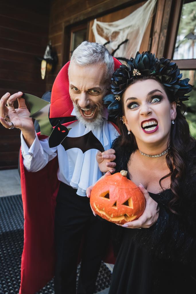 Foto e imagen de stock sin royalties de Espeluznante Pareja En Halloween  Vampiros Trajes Mueca