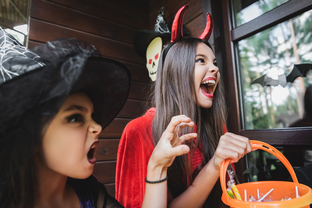 Foto e imagen de stock sin royalties de Espeluznantes Hermanas En Disfraces  De Halloween Gritando