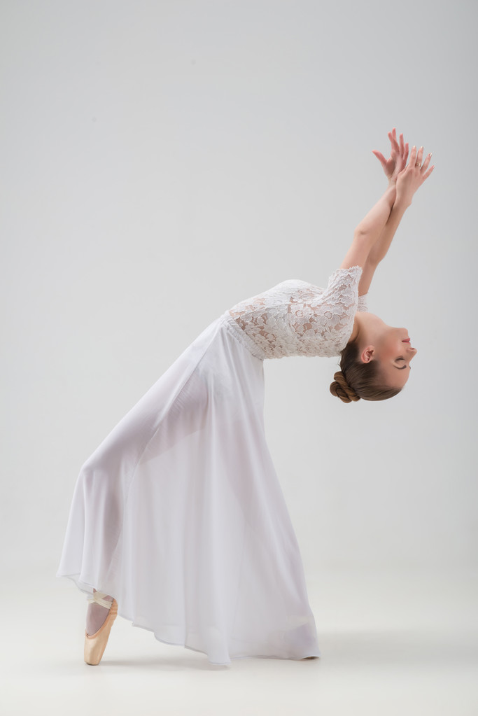 młoda i piękna baletnica na białym tle pozowanie - Zdjęcie, obraz