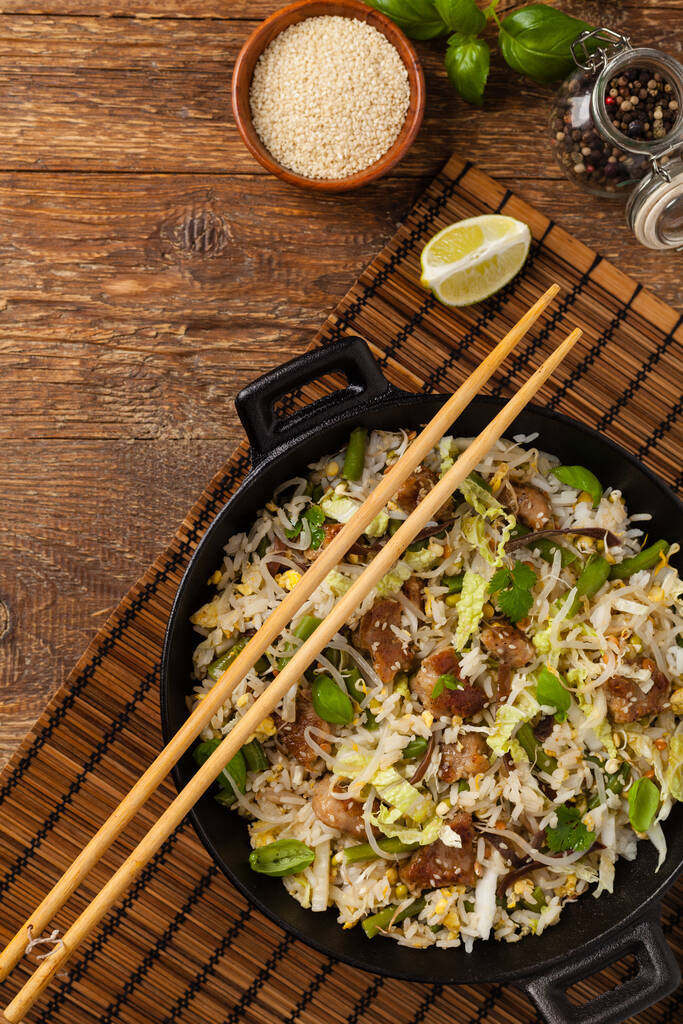 Sült borjú rizzsel, kínai káposztával és gombával. Szezámmaggal és szójaszósszal megszórva. Felülnézet.  - Fotó, kép