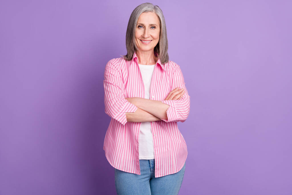 Foto der gealterten Geschäftsfrau gefaltete Hände zuversichtlich smart isoliert über violetten Hintergrund - Foto, Bild