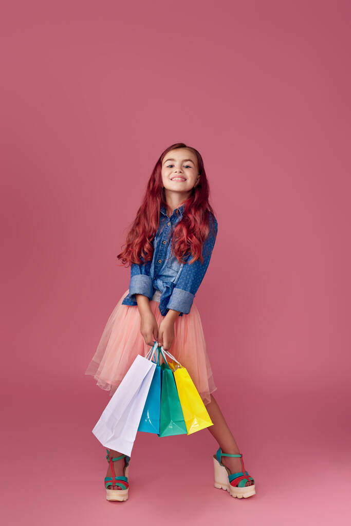 malé kavkazské dítě dívka drží nákupní tašky - Fotografie, Obrázek