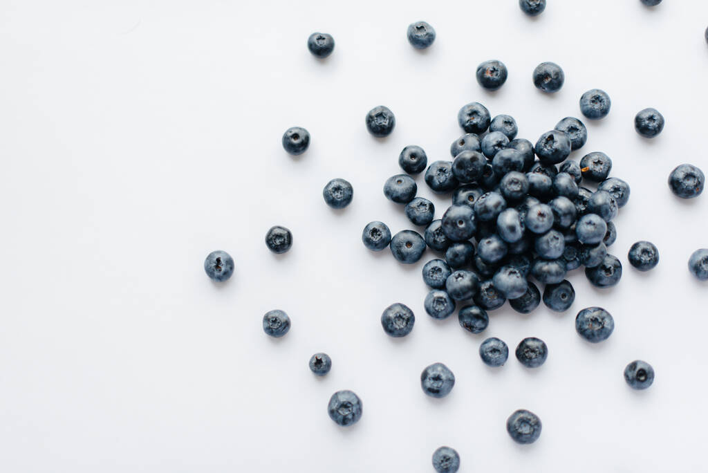 Ein Bund reifer, schöner Blaubeeren, Blaubeeren in Nahaufnahme auf weißem Hintergrund. Gesunde Ernährung und Vitamine. - Foto, Bild