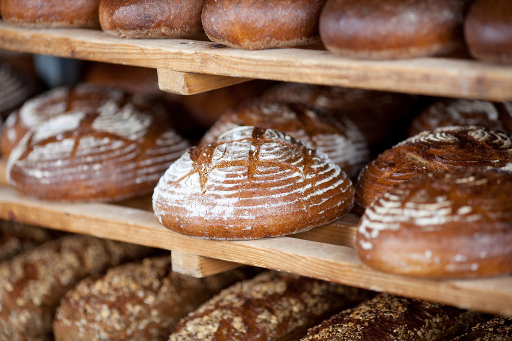 Chleby na policích v pekárně - Fotografie, Obrázek