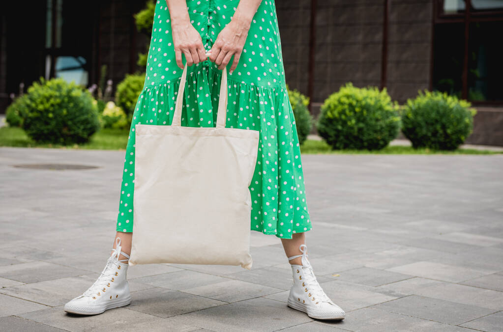 Jeune femme beautée avec sac écologique en lin sur fond de ville. - Photo, image