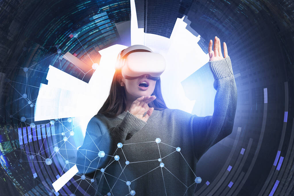 Bizneswoman w szarym swetrze nosi kask VR. Interfejs cyfrowy z figurami geometrycznymi i połączeniem linii na pierwszym planie. Singapurski wieżowiec w tle. Pojęcie rzeczywistości wirtualnej - Zdjęcie, obraz