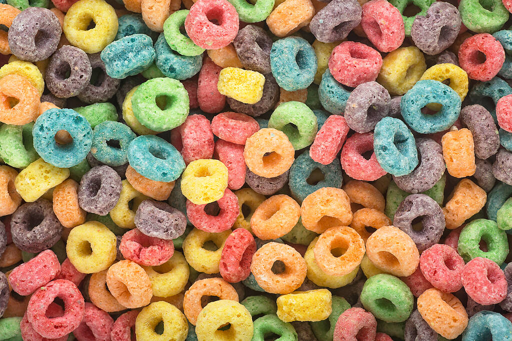 Fondo de cereales redondos de colores. Colorida comida para el desayuno. Anillos de bucle de cereales coloridos
. - Foto, imagen