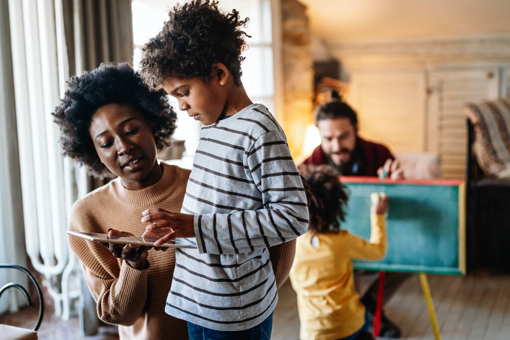 Glückliche multiethnische Familie mit Tablet zum Spielen von Filmen, entspannen zu Hause für Lifestyle-Konzept - Foto, Bild