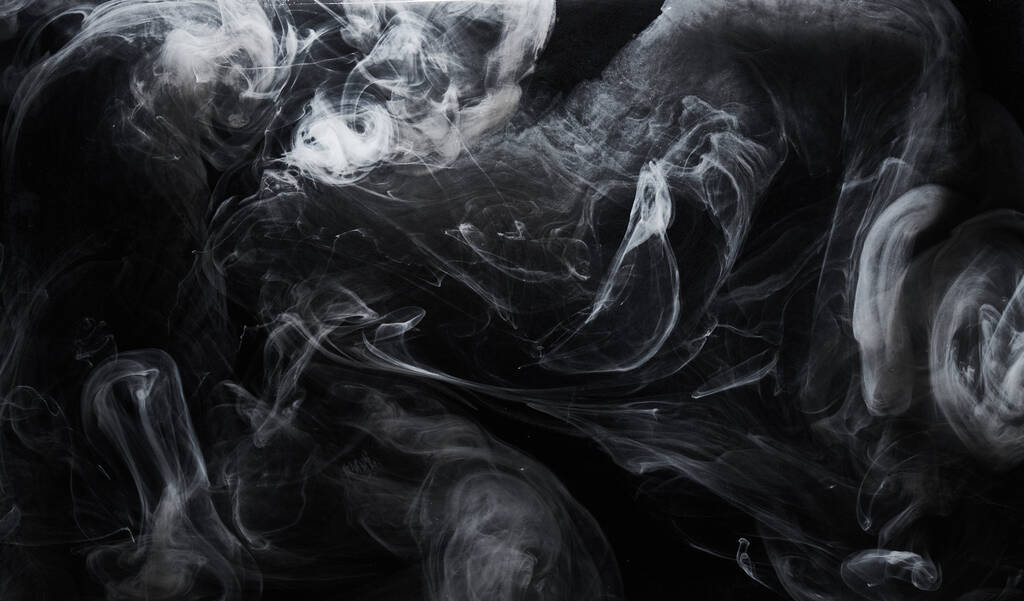 Αφηρημένη σκούρα μπογιά σε φόντο νερού. Λευκό σύννεφο καπνού κίνηση σε μαύρο, ακρυλικό μελάνι swirl πιτσιλιές - Φωτογραφία, εικόνα